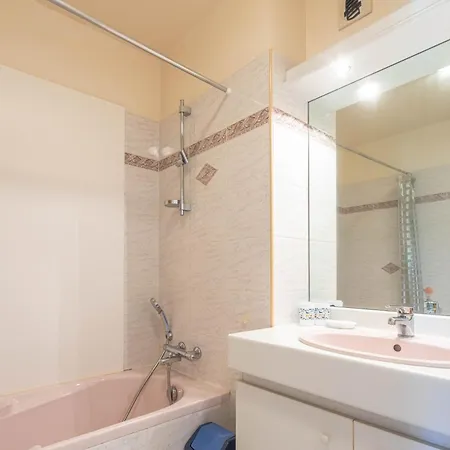 Elegant 45m² Piscine Terrasse דירה Saint-Raphaël