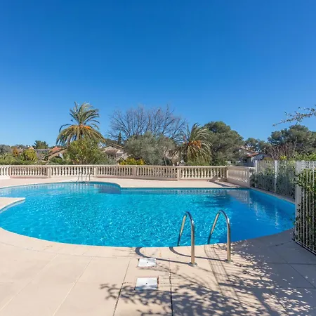 Elegant 45m² Piscine Terrasse 아파트